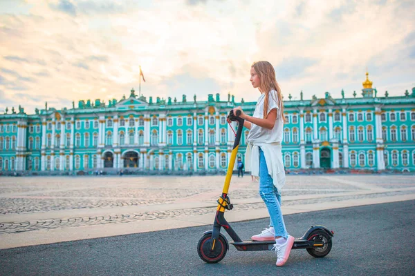 Kleines Mädchen am Palastplatz, Sankt Petersburg, Russland — Stockfoto