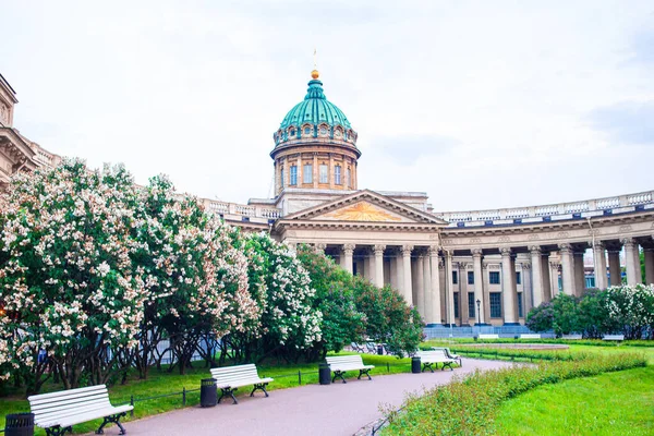 Een van de meest beroemde kerken en musea van Rusland Kazan kathedraal — Stockfoto