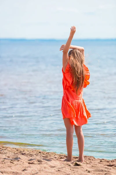 Liebenswertes kleines Mädchen am Strand während der Sommerferien — Stockfoto