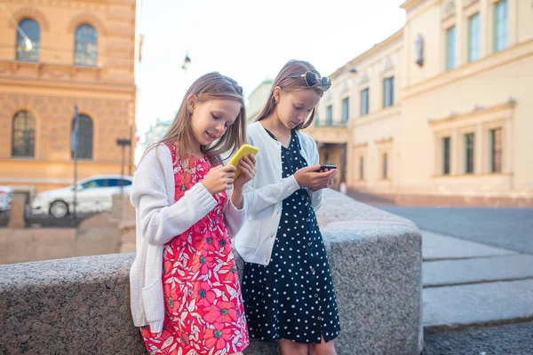 Barn vid sommarstranden i Sankt Petersburg — Stockfoto