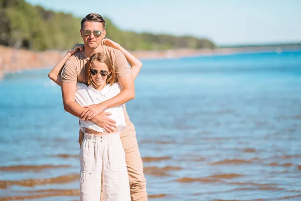 Niña y papá feliz divirtiéndose durante las vacaciones en la playa —  Fotos de Stock