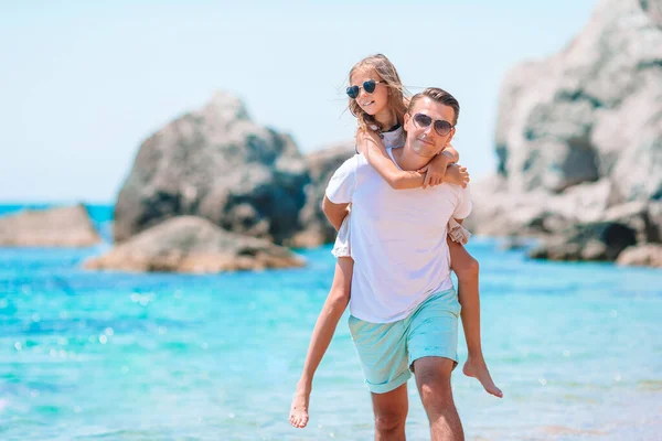 Niña y papá feliz divirtiéndose durante las vacaciones en la playa —  Fotos de Stock