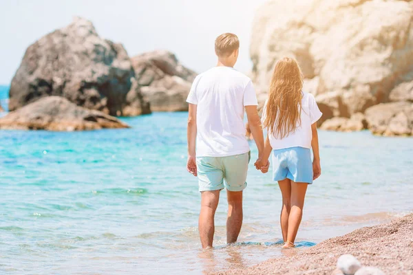 Klein meisje en gelukkig papa hebben plezier tijdens strand vakantie — Stockfoto