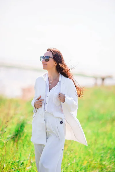 Adorable femme à la plage pendant les vacances d'été — Photo