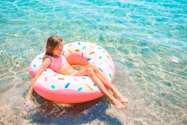 Schattig meisje op opblaasbare lucht matras in de zee — Stockfoto