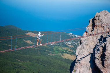 Simeiz, Kırım 'da Karadeniz üzerinde asma köprüdeki küçük kızlar.