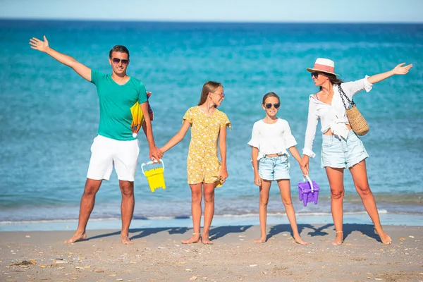 Joven familia de vacaciones tienen un montón de diversión — Foto de Stock