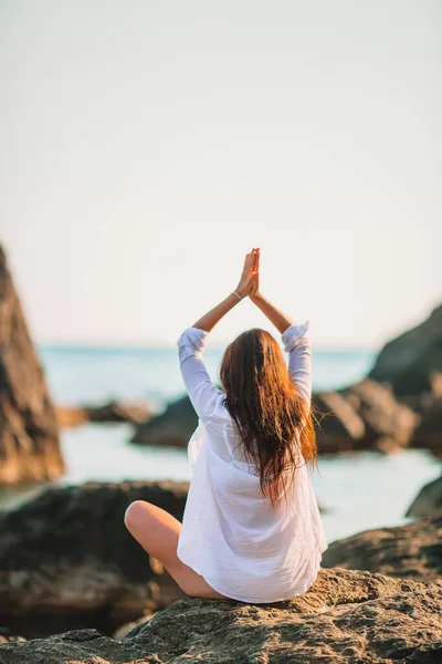 Young beautiful woman on yoga on the beach — Stock Photo, Image