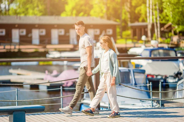 夏に港にいる若い父親と女の子 — ストック写真