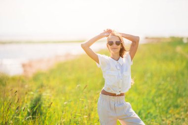 Genç güzel kız sahilde eğleniyor.