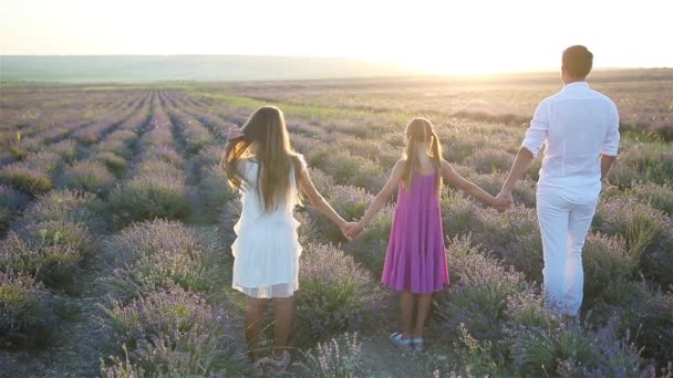 Familia en el campo de flores de lavanda en la puesta del sol — Vídeos de Stock