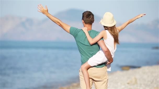 Kleines Mädchen und glücklicher Papa beim Strandurlaub — Stockvideo