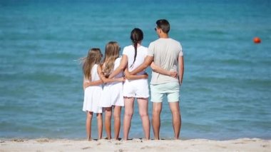 Genç aile tatilde çok eğleniyor.