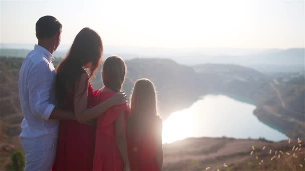 낮에 호수 근처의 행복 한 가족. 우호적 인 가족에 대한 개념. — 비디오