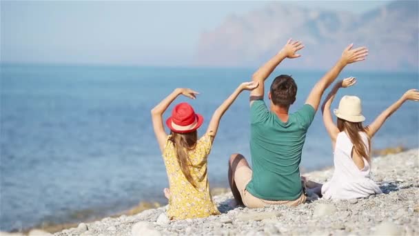 Glad vacker familj på en tropisk strandsemester — Stockvideo