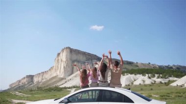 Ebeveynler ve iki küçük çocuk yaz tatilinde.