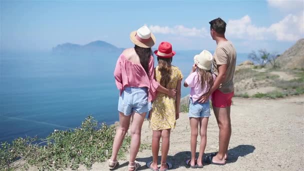 Familia feliz en las montañas — Vídeo de stock