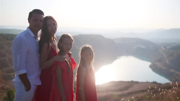 Szczęśliwa rodzina w górach — Wideo stockowe