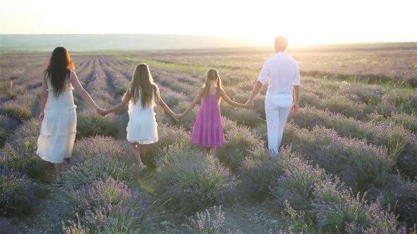 Сім'я на полі квітів лаванди на заході сонця — стокове відео