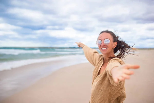 Ung kvinna på stranden i stormen — Stockfoto