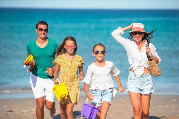 Joven familia de vacaciones tienen un montón de diversión — Foto de Stock