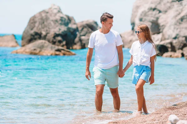 Niña y papá feliz divirtiéndose durante las vacaciones en la playa —  Fotos de Stock
