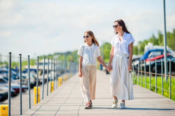 夏の日に港にいる若い母親と女の子 — ストック写真