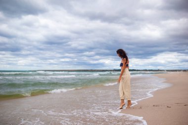 Fırtınada sahilde genç bir kadın