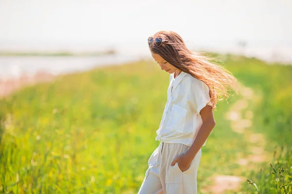 Jeune belle fille qui s'amuse sur la côte — Photo