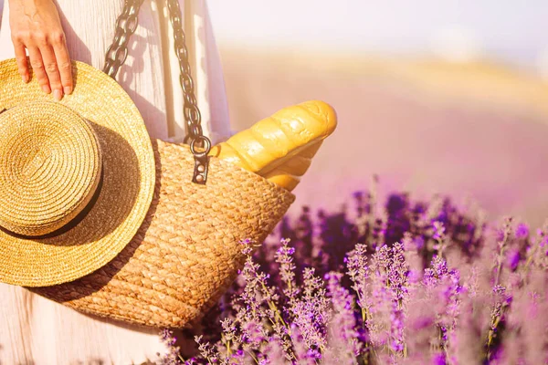 Bolso de paja de primer plano y sombrero en el campo de lavanda — Foto de Stock