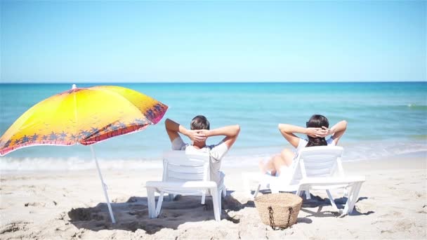 Jovem casal na praia branca durante as férias de verão. — Vídeo de Stock