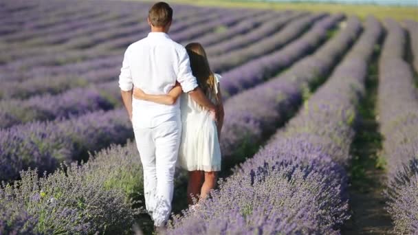 Keluarga di padang bunga lavender saat matahari terbenam — Stok Video