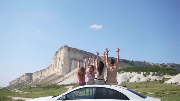 Pais e duas crianças pequenas em férias de carro de verão — Vídeo de Stock