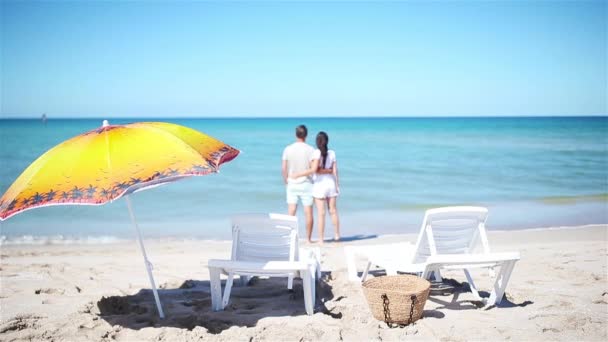 Young couple on white beach during summer vacation. — Stock Video