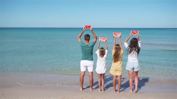 Feliz familia comiendo sandía en la playa. — Vídeos de Stock