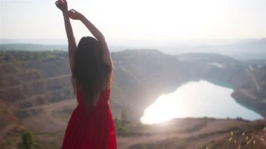 Anne, gündüz vakti gölün yanında..