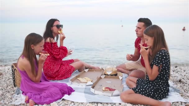 Familie picknicken op het strand — Stockvideo