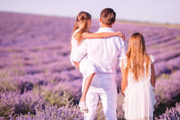 白いドレスと帽子で日没のラベンダーの花のフィールドの家族 — ストック写真