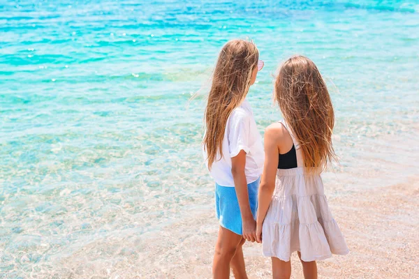 Liebenswert klein mädchen having spaß auf die strand — Stockfoto