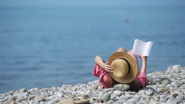 Młoda kobieta czyta książkę podczas tropikalnej białej plaży — Wideo stockowe