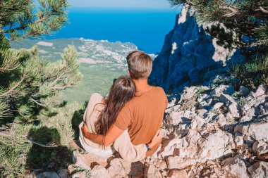 Genç bir aile uçurumun kenarında.