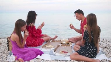 Aile sahilde piknik yapıyor.