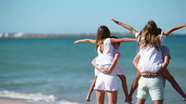 Photo de famille heureuse s'amusant sur la plage. Style de vie d'été — Video