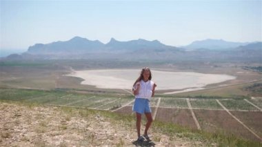 Gündüz vakti göl kenarında mutlu bir kız.