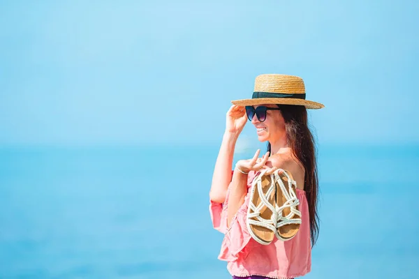 Jovem mulher bonita se divertindo na costa tropical. Fundo menina feliz o céu azul e água azul-turquesa no mar — Fotografia de Stock