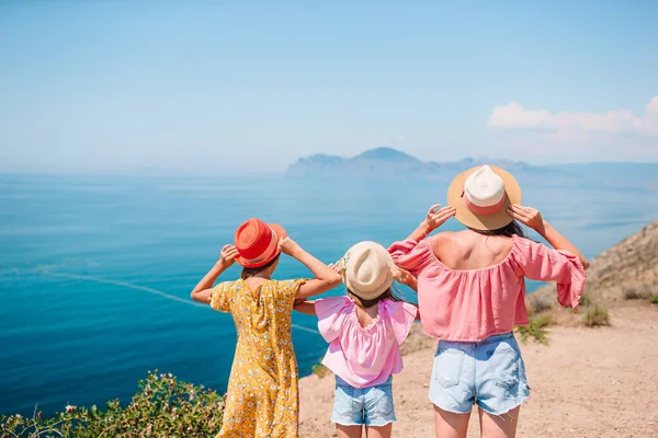 Tropik bir sahil tatilinde mutlu ve güzel bir aile. — Stok fotoğraf