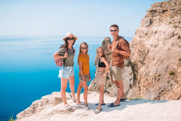 Szczęśliwa rodzina na wakacjach w górach — Zdjęcie stockowe