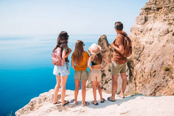 산 속에서 휴가를 보내는 행복 한 가족 — 스톡 사진