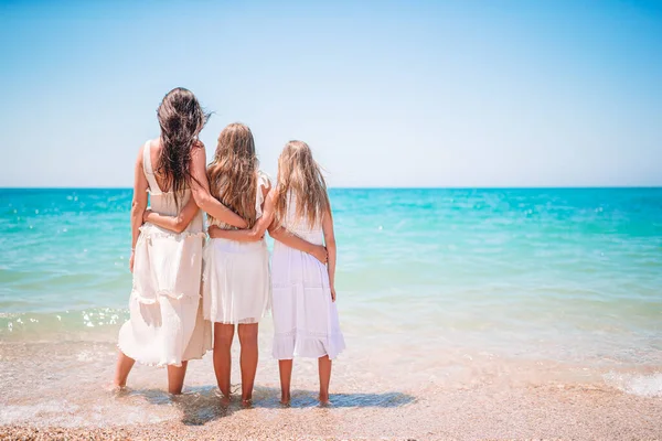 Adorables petites filles et jeune mère sur la plage blanche tropicale — Photo