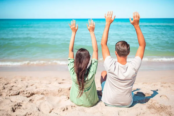 Young couple on white beach during summer vacation. — Stock Photo, Image